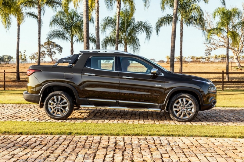 Рестайлинговый пикап Fiat Toro застукали без камуфляжа: огромный экран и новый турбомотор