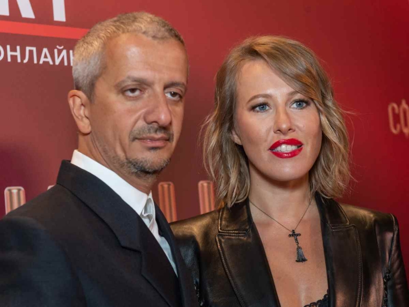 «Ржала как лошадь»: россияне высмеяли Собчак за постановочную сцену ревности с Богомоловым