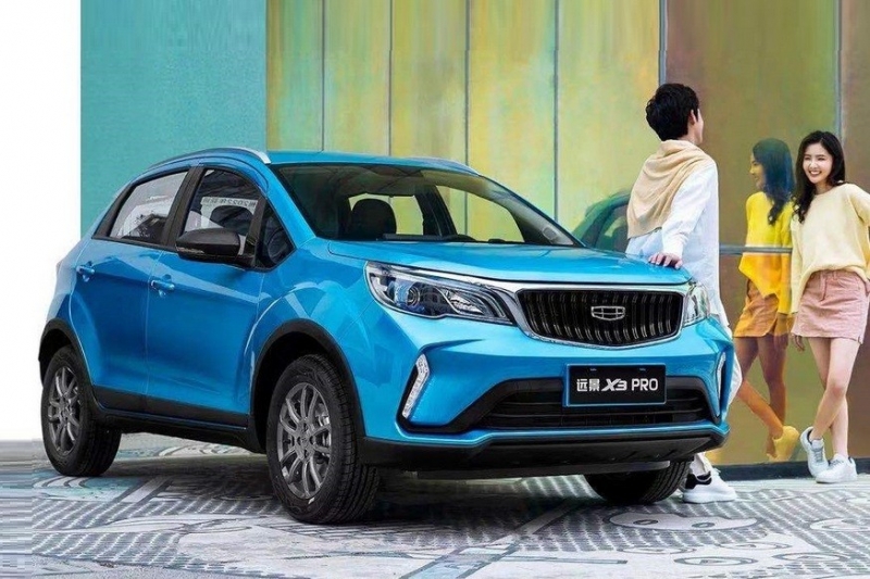 Самый дешёвый кросс Geely ещё раз обновлён: скромные перемены снаружи и совсем другой салон