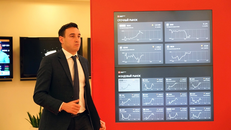 Торги в понедельник открылись ростом рубля к доллару и евро