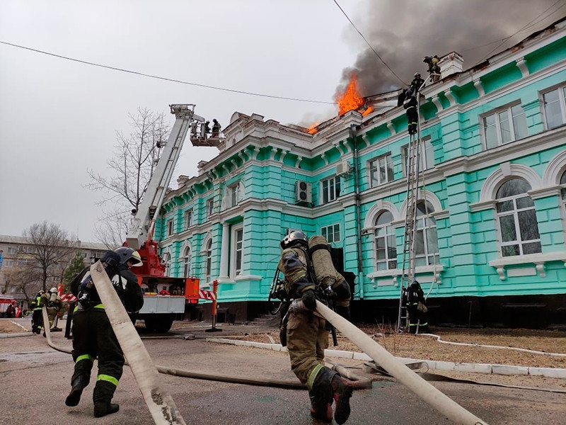 В Благовещенске эвакуировали около 120 человек из загоревшегося кардиоцентра