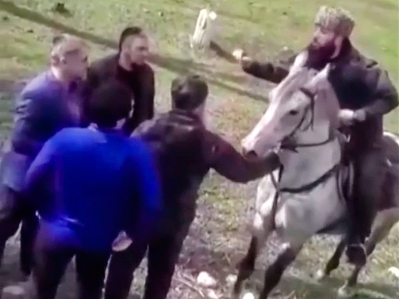 В Дагестане полиция остановила колонну всадников из Чечни, кричавших "Ахмат - сила!"