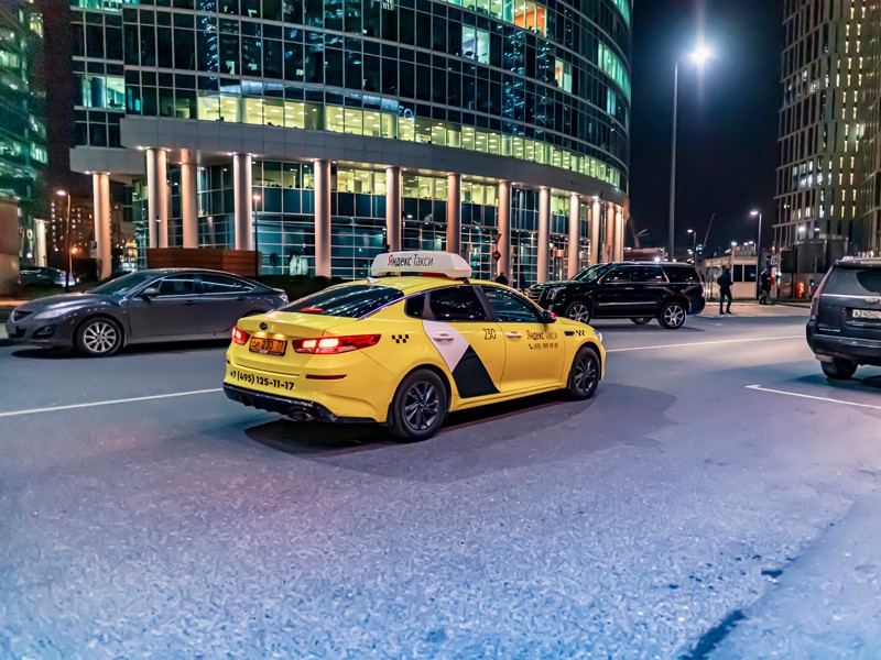 В Москве изнасиловали нетрезвую женщину, уснувшую в "Яндекс.Такси"