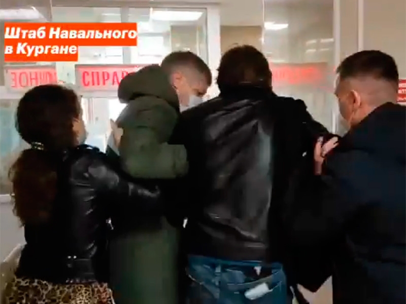 В регионах РФ начались задержания сотрудников штабов Навального и обыски накануне акций протеста, намеченных на день Послания Путина