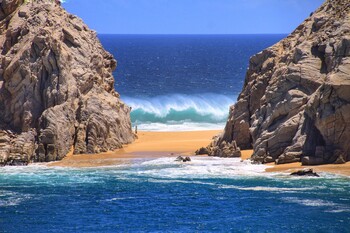 AZUR air возобновляет рейсы в Мексику