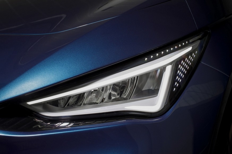 «Брат» Volkswagen ID.3: серийный хэтчбек Cupra Born показался на новых фото