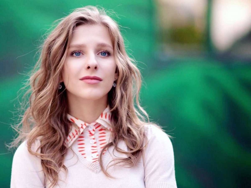 «Эффект бомбы»: беременная Лиза Арзамасова стала брюнеткой с каре