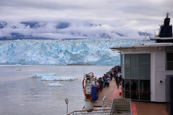 Компания Carnival в июле возобновит круизы на Аляску 
