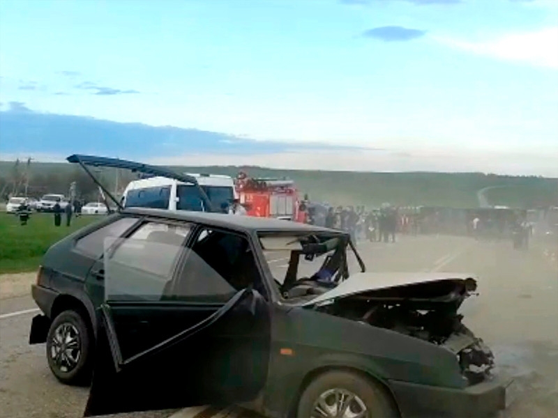 На Ставрополье  столкнулись микроавтобус, грузовик и "Лада". Погибли пять девочек