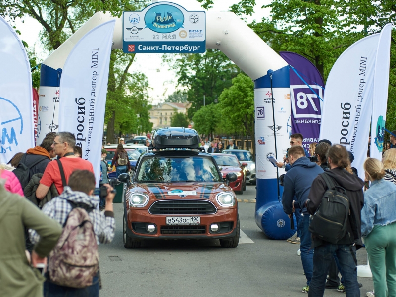 Ретроавтомобили снова на улицах города: в Санкт-Петербурге завершилось ралли «Ленинград»