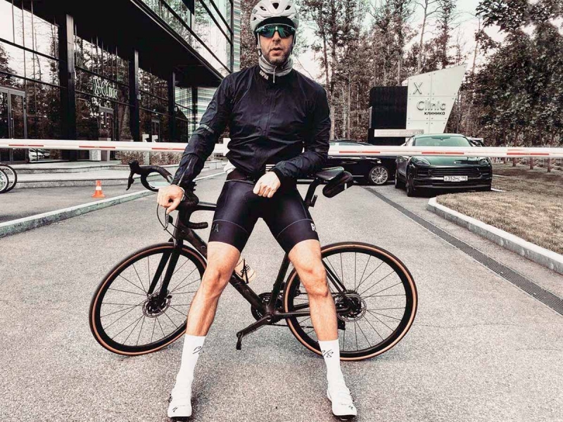 Ургант на полном серьезе бреет ноги