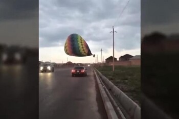 В Казахстане воздушный шар оборвал линии электропередач