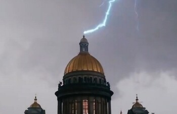 В крест Исаакиевского собора ударила молния
