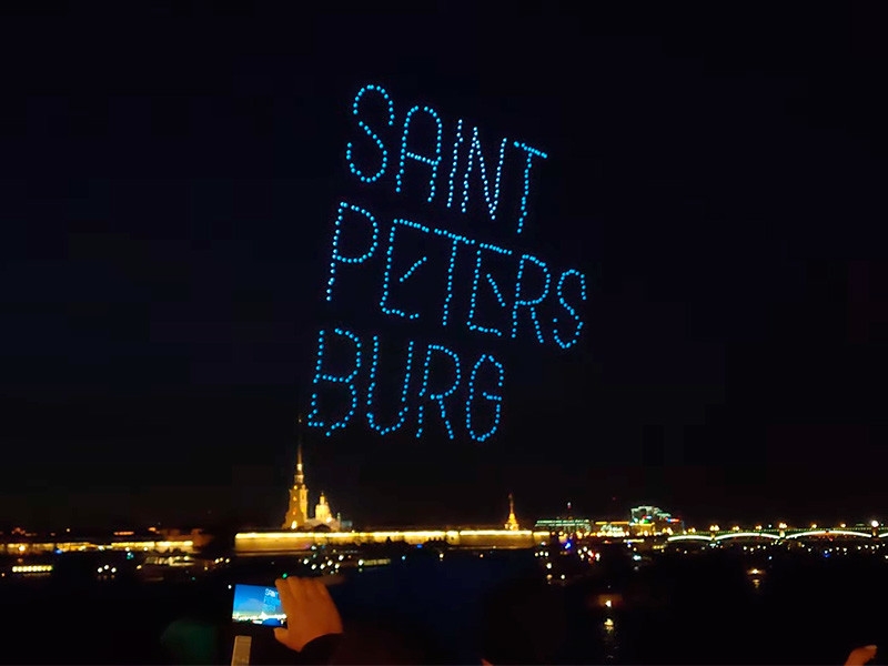 В Петербурге толпы людей собрались посмотреть на шоу дронов. Оно началось раньше времени и продлилось несколько минут