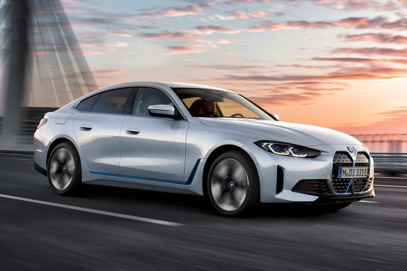 BMW полностью рассекретила лифтбек i4: фото салона и подробности о «технике»