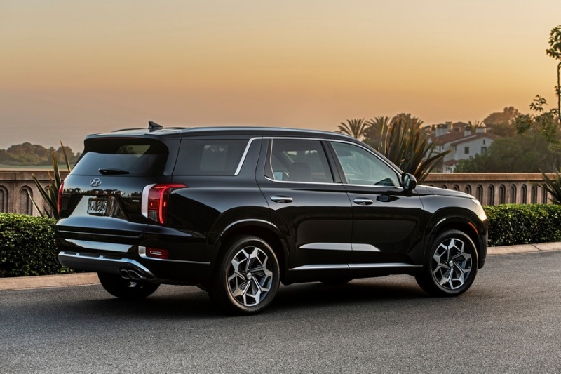 Hyundai готовит к премьере рестайлинговый Palisade: большой кросс снова проехался на камеру