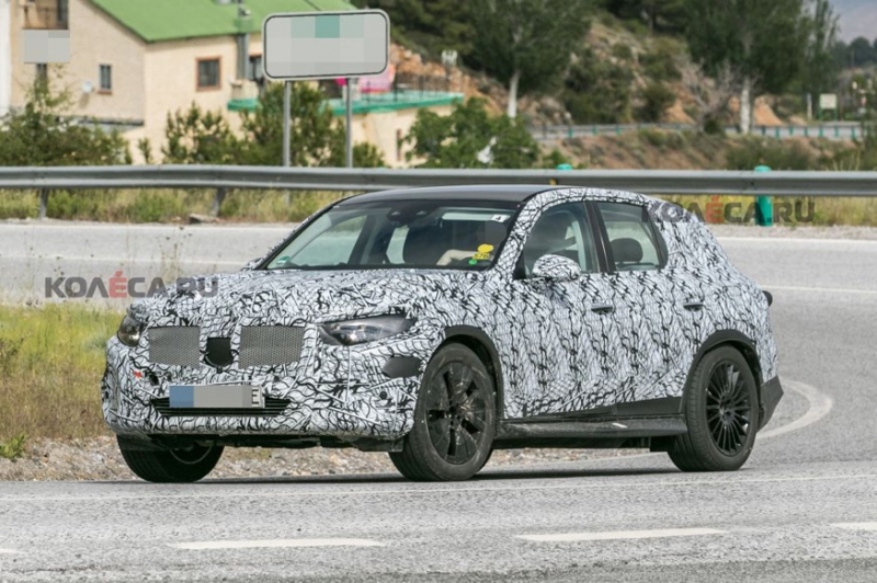 Mercedes-Benz тестирует новый подключаемый гибрид GLC: кроссовер проехался на камеру