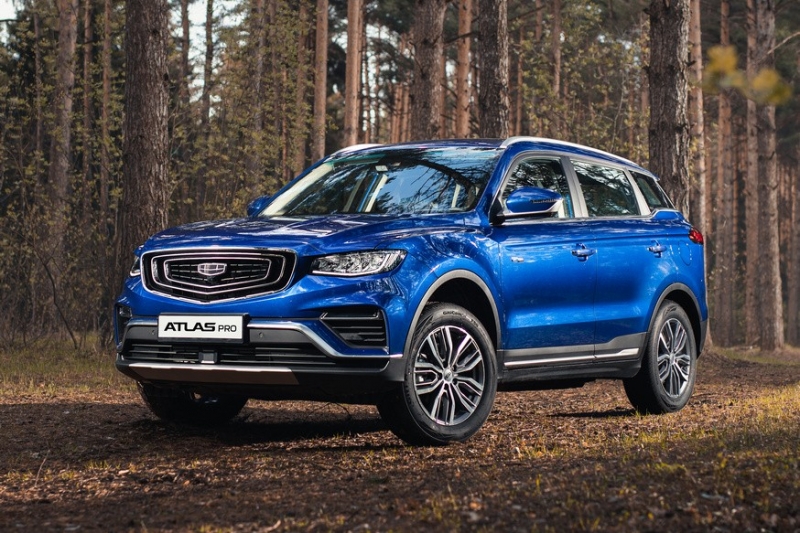 «Мягкогибридный» Geely Atlas Pro для России: заметно дороже прежнего SUV, но и богаче
