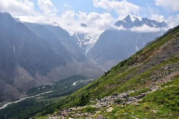На Алтае со скалы упал ребёнок, а в Красноярских Столбах в пропасть сорвался взрослый турист