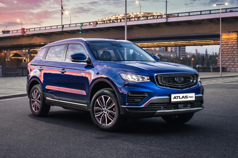 Новый Geely Atlas Pro для России: пока только «мягкий» гибрид и богатые комплектации