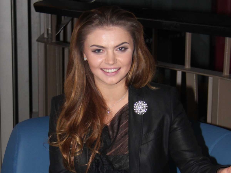 «Очень светлый, добрый человек»: Алина Кабаева приехала в больницу с гостинцами