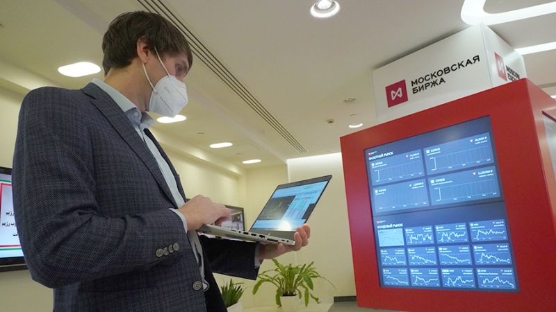 Рубль перешел к росту на фоне встречи Путина и Байдена