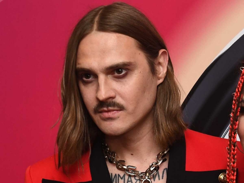 Солиста Little Big Илью Прусикина сняли голого с мужиками в бане