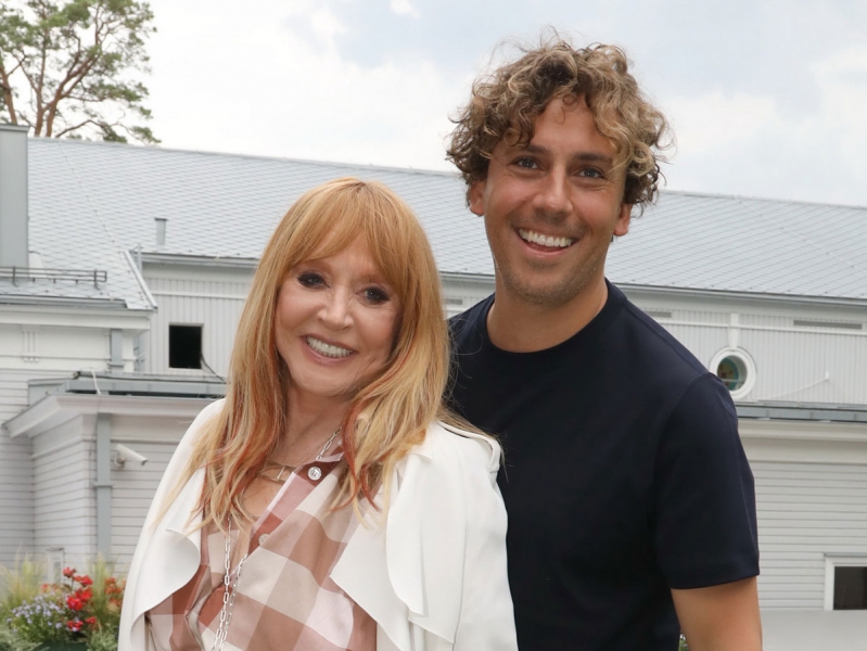 «Ты для меня всегда будешь молодым мужем»: Пугачева едва сдержала слезы в объятиях Галкина