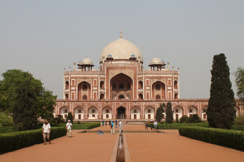 В столице Индии открываются рестораны и магазины