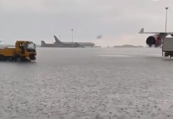 Аэропорт «Шереметьево» затопило сильным ливнем