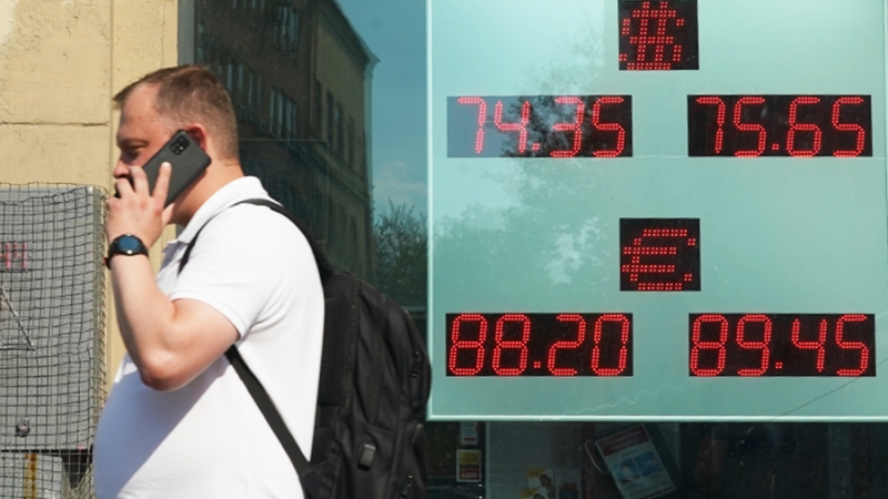 Аналитик рассказал о перспективах рубля после отказа от доллара