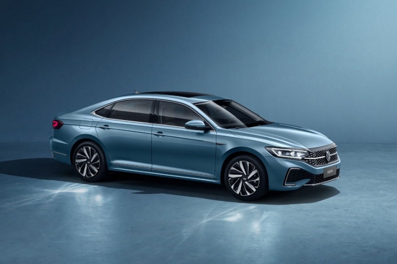 Другие обновлённые VW Passat и Tiguan: у седана теперь модные фонари, а SUV перекроили салон