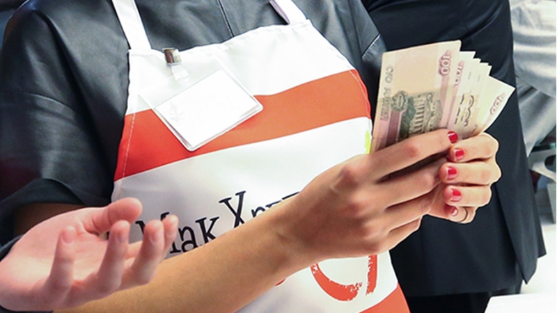 Эксперт назвал причины недооцененности рубля по «индексу бигмака»