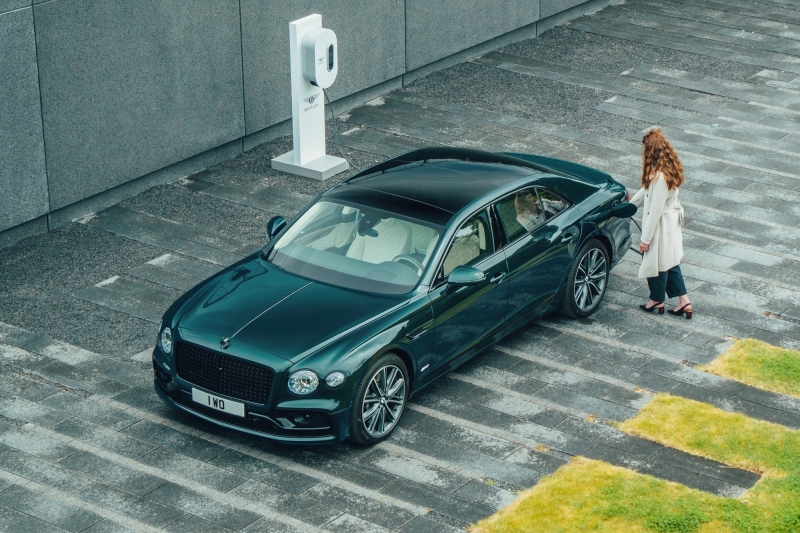 Ещё один Bentley с V6: представлен «розеточный» седан Flying Spur Hybrid