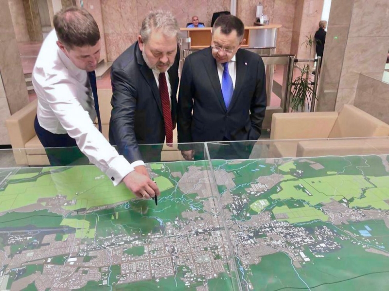 Ирек Файзуллин посетил объекты жилищного строительства в Сахалинской области