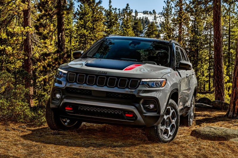 Jeep Compass-2022 с опозданием дебютировал на родине марки: богаче, но с прежним мотором