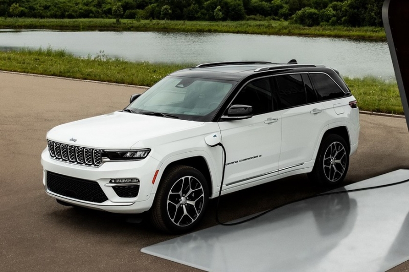 Jeep показал двухрядный гибрид Grand Cherokee 4xe: есть отличия от «растянутой» версии