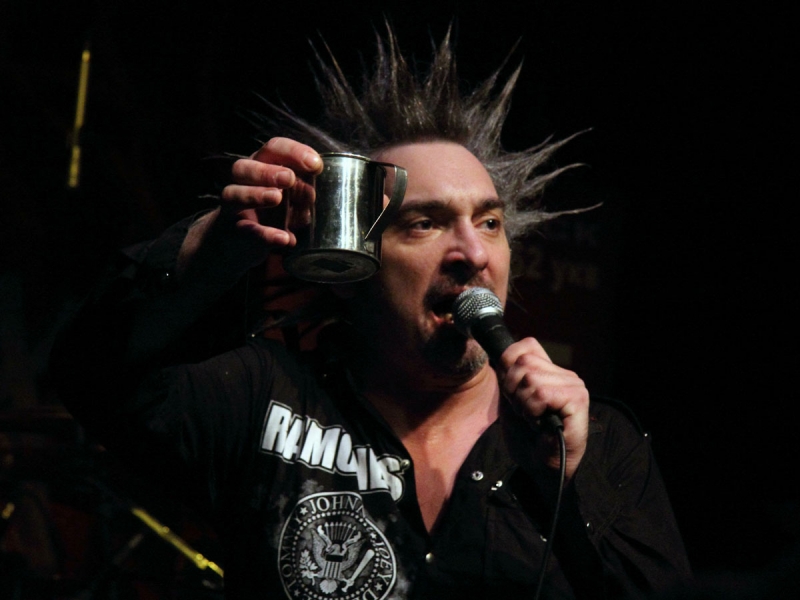 Мать устроила песни и пляски на могиле Михаила Горшенева в день его смерти