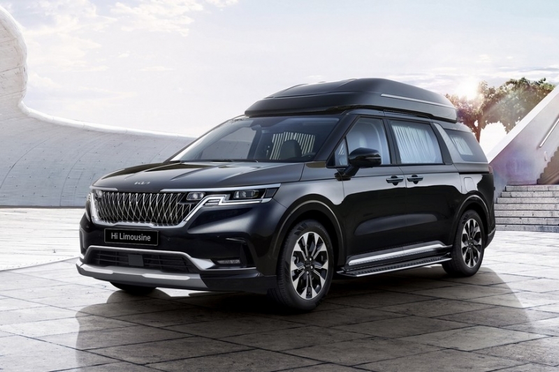 Минивэн Kia Carnival получил четырехместную VIP-версию с массажёром, пультом и «шкафом»