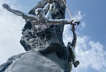 На перевале Дятлова установили памятник погибшим туристам 