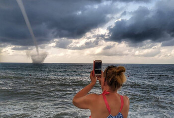 Над морем в Сочи возникли мощные смерчи