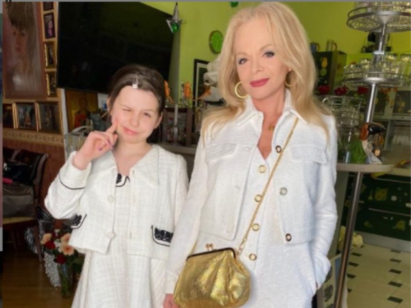 «Не детская вечеринка»: внучку Долиной засняли в объятиях взрослого мужчины