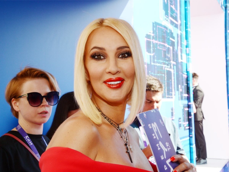 «Невероятные лапочки»: Лера Кудрявцева устроила семейную фотосессию с молодым мужем и маленькой дочкой