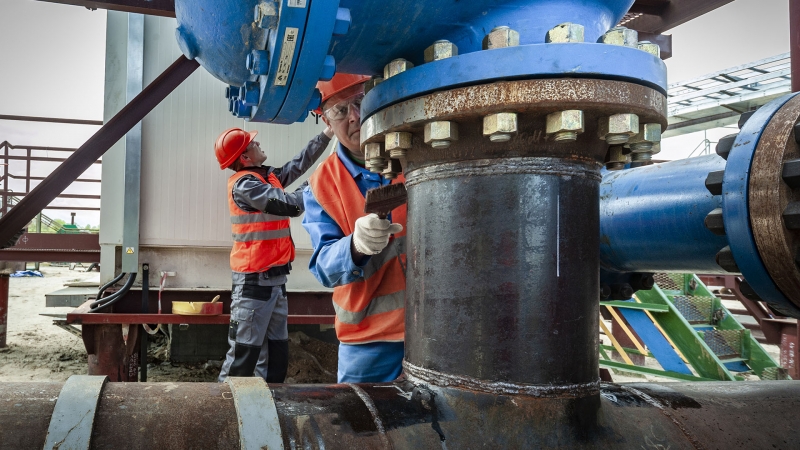 Новак назвал сроки выхода РФ на докризисный уровень добычи нефти