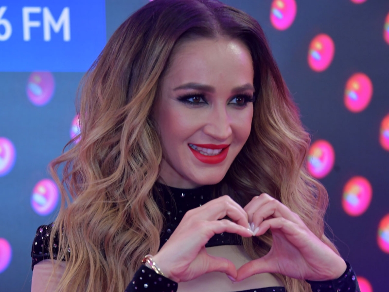 Покрасневшая Бузова показала крошечную грудь в микротопе