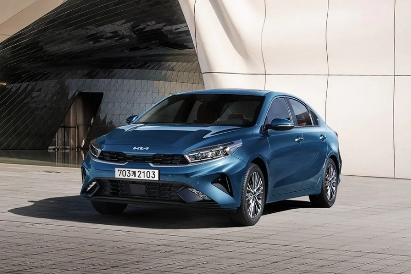 Рестайлинговый Kia Cerato для России: «пунктиры», новая эмблема и прежние моторы