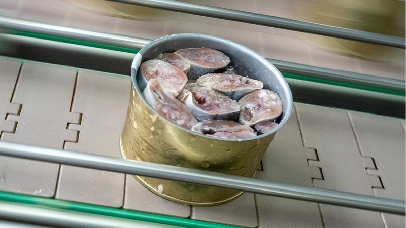 Россельхознадзор нашел признаки подделки у половины консервов из сайры