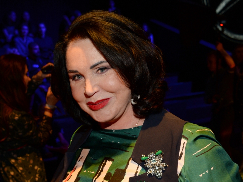 «Шикарная»: Надежда Бабкина на отдыхе сверкнула стройными ногами