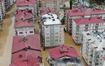Сильные дожди вызвали наводнения в Турции (ВИДЕО)