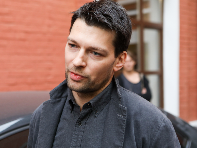 Слухи о романе с Кориковой, 21 год бездетного брака и переезд в деревню: что стало с Даниилом Страховым